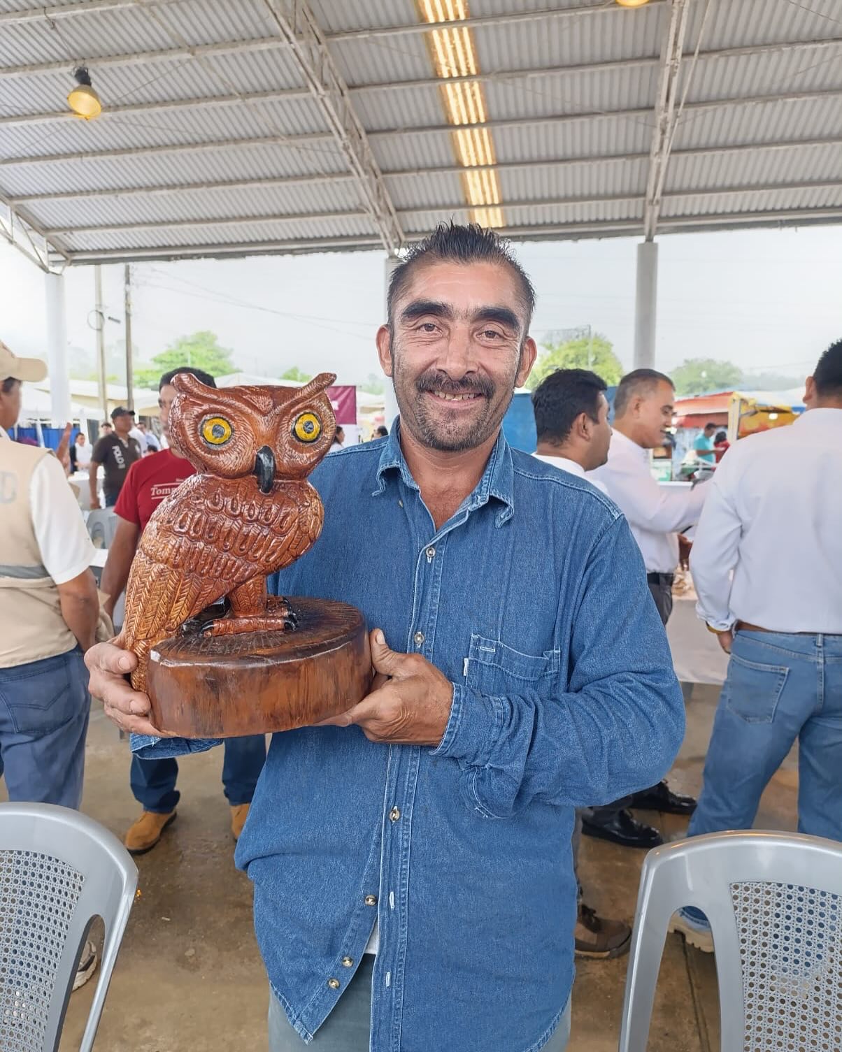 Búho de madera